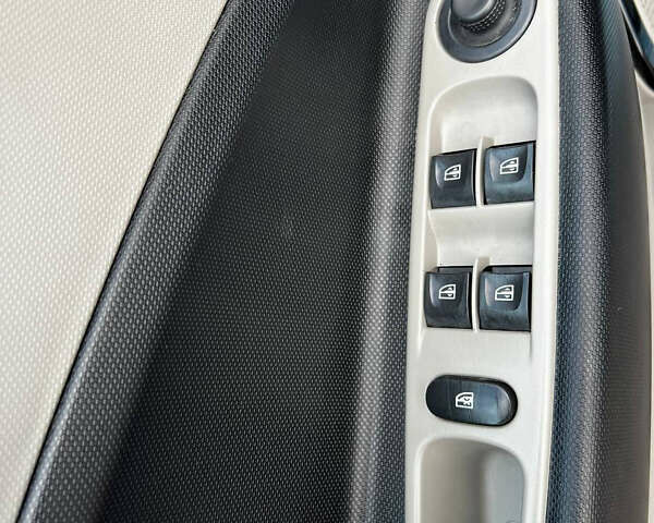 Рено Зое, объемом двигателя 0 л и пробегом 104 тыс. км за 6400 $, фото 9 на Automoto.ua