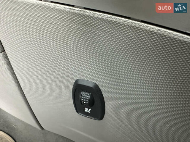 Рено Зое, объемом двигателя 0 л и пробегом 100 тыс. км за 6750 $, фото 10 на Automoto.ua