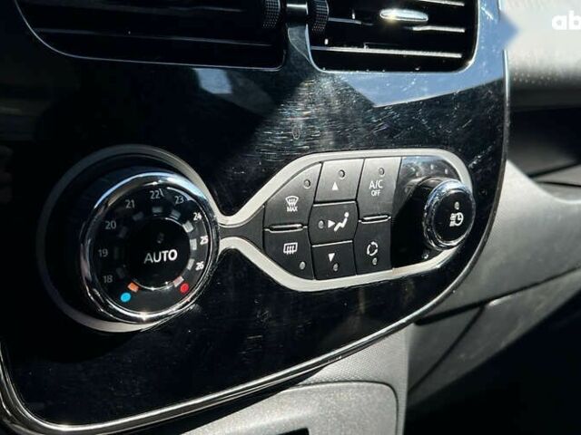 Рено Зое, объемом двигателя 0 л и пробегом 143 тыс. км за 8900 $, фото 18 на Automoto.ua