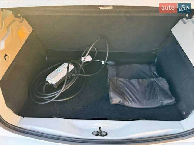 Рено Зое, объемом двигателя 0 л и пробегом 85 тыс. км за 12500 $, фото 35 на Automoto.ua
