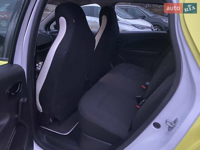 Желтый Рено Зое, объемом двигателя 0 л и пробегом 16 тыс. км за 11200 $, фото 7 на Automoto.ua