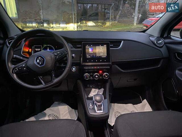 Желтый Рено Зое, объемом двигателя 0 л и пробегом 16 тыс. км за 11200 $, фото 8 на Automoto.ua