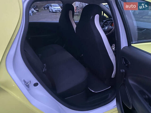 Желтый Рено Зое, объемом двигателя 0 л и пробегом 16 тыс. км за 11200 $, фото 10 на Automoto.ua