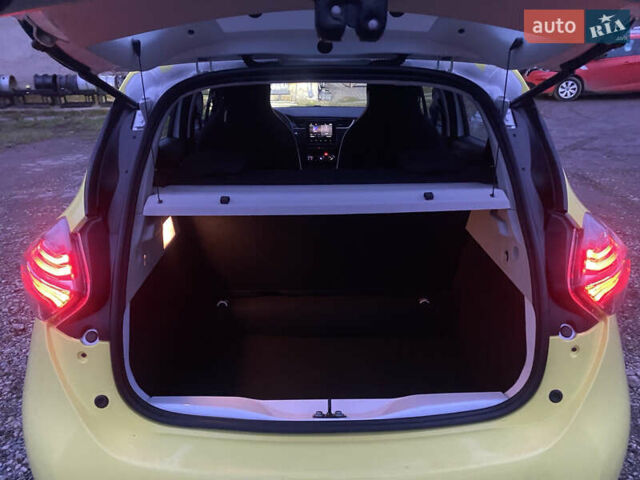 Желтый Рено Зое, объемом двигателя 0 л и пробегом 16 тыс. км за 11200 $, фото 9 на Automoto.ua
