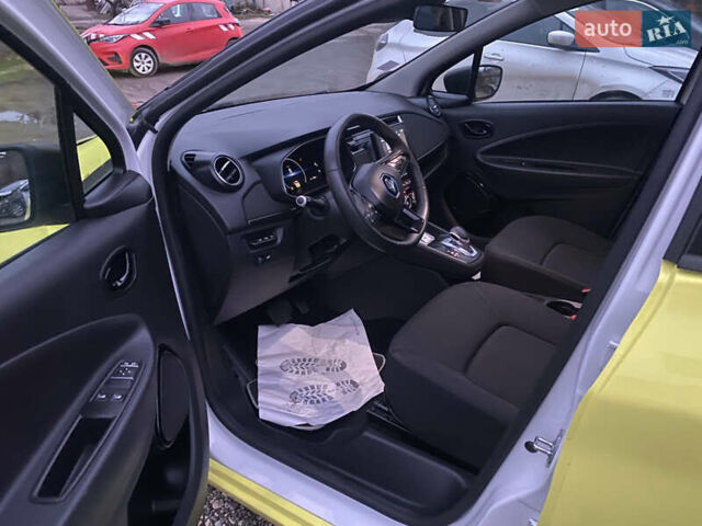 Желтый Рено Зое, объемом двигателя 0 л и пробегом 16 тыс. км за 11200 $, фото 6 на Automoto.ua