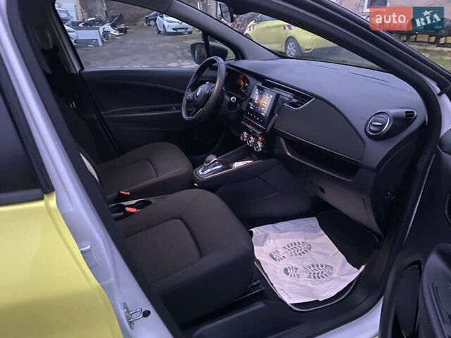 Желтый Рено Зое, объемом двигателя 0 л и пробегом 16 тыс. км за 11200 $, фото 11 на Automoto.ua