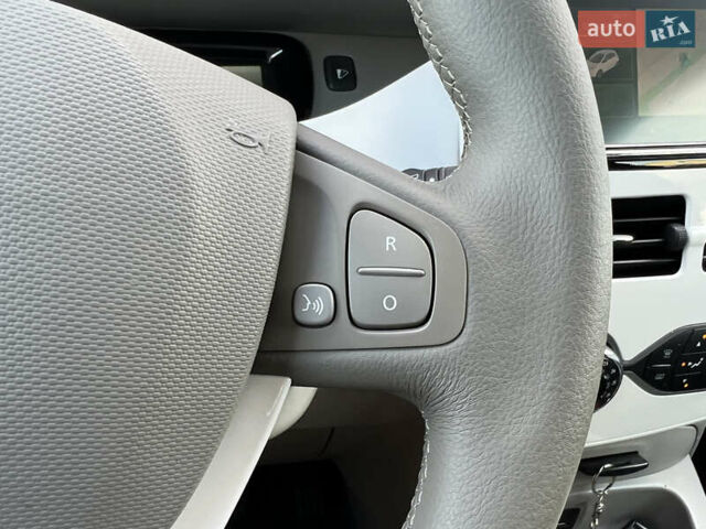 Серый Рено Зое, объемом двигателя 0 л и пробегом 150 тыс. км за 6100 $, фото 47 на Automoto.ua
