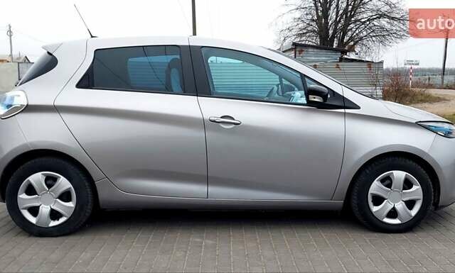 Серый Рено Зое, объемом двигателя 0 л и пробегом 91 тыс. км за 5950 $, фото 2 на Automoto.ua