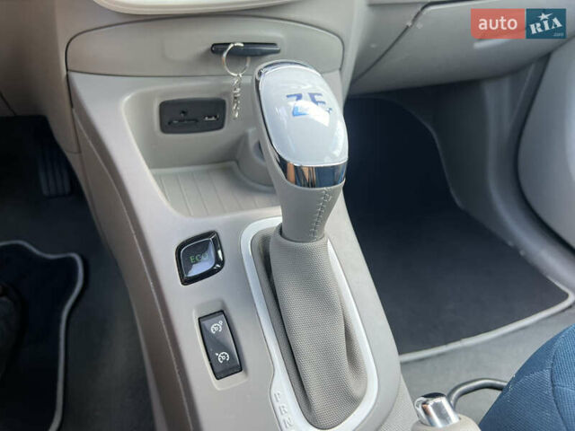 Серый Рено Зое, объемом двигателя 0 л и пробегом 150 тыс. км за 6100 $, фото 53 на Automoto.ua