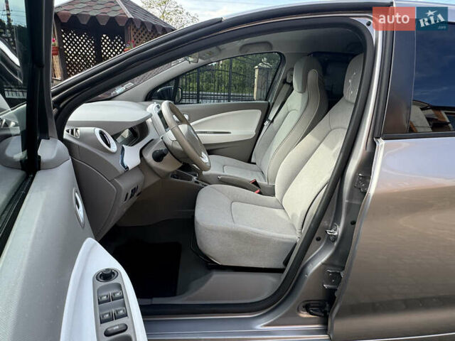 Серый Рено Зое, объемом двигателя 0 л и пробегом 69 тыс. км за 6762 $, фото 33 на Automoto.ua