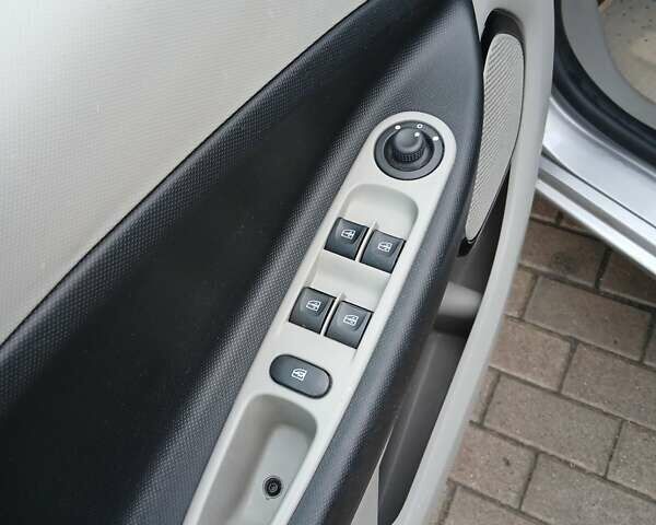 Сірий Рено Зое, об'ємом двигуна 0 л та пробігом 88 тис. км за 5950 $, фото 11 на Automoto.ua