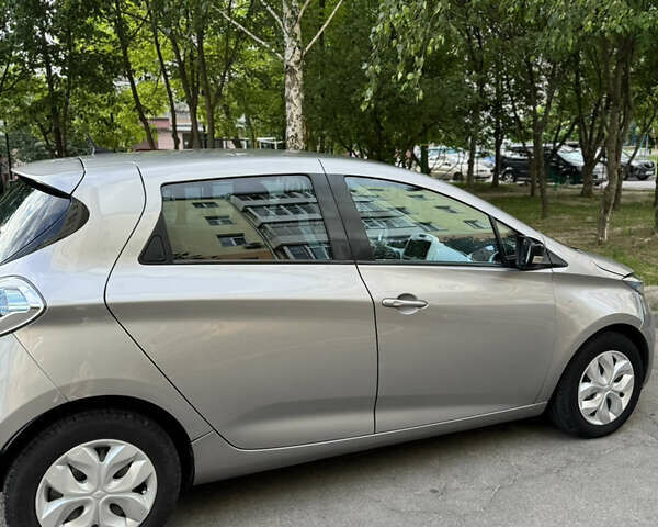 Серый Рено Зое, объемом двигателя 0 л и пробегом 101 тыс. км за 6700 $, фото 3 на Automoto.ua