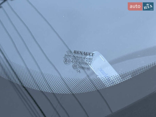 Серый Рено Зое, объемом двигателя 0 л и пробегом 99 тыс. км за 6200 $, фото 8 на Automoto.ua