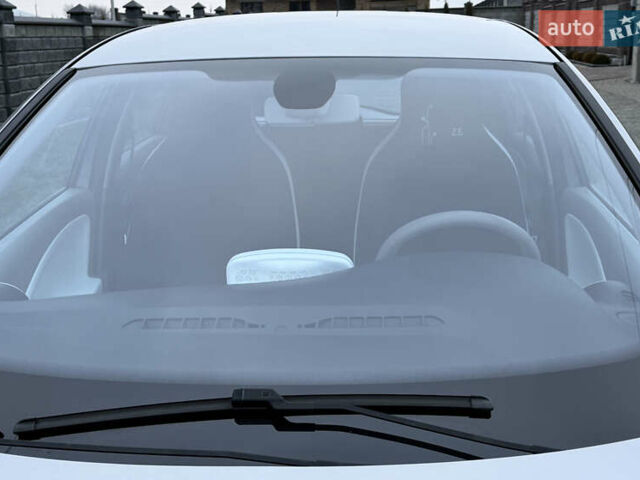 Серый Рено Зое, объемом двигателя 0 л и пробегом 99 тыс. км за 6200 $, фото 7 на Automoto.ua