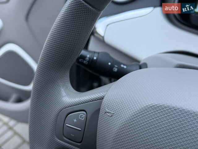 Серый Рено Зое, объемом двигателя 0 л и пробегом 99 тыс. км за 6200 $, фото 29 на Automoto.ua