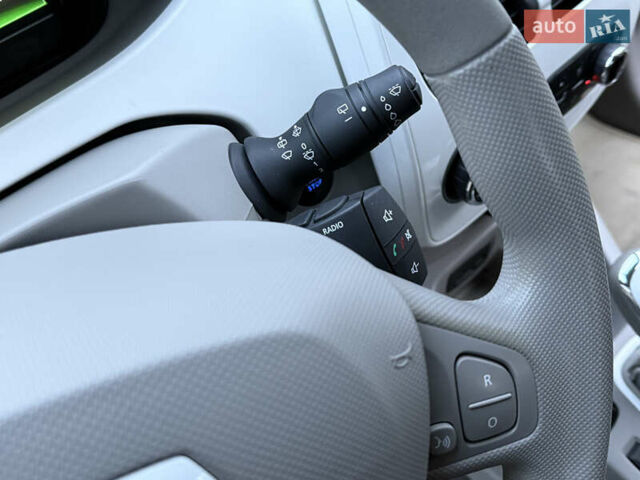 Серый Рено Зое, объемом двигателя 0 л и пробегом 99 тыс. км за 6200 $, фото 28 на Automoto.ua