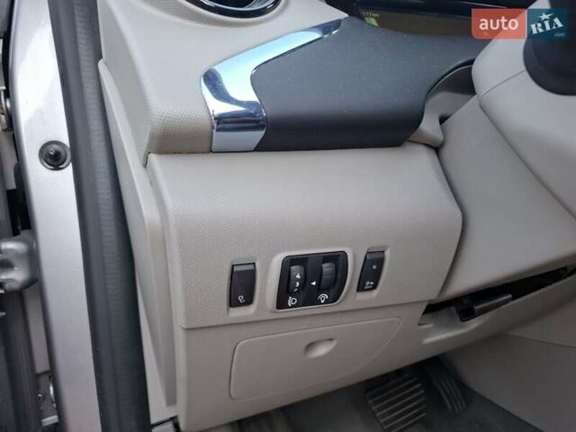 Серый Рено Зое, объемом двигателя 0 л и пробегом 52 тыс. км за 6800 $, фото 25 на Automoto.ua