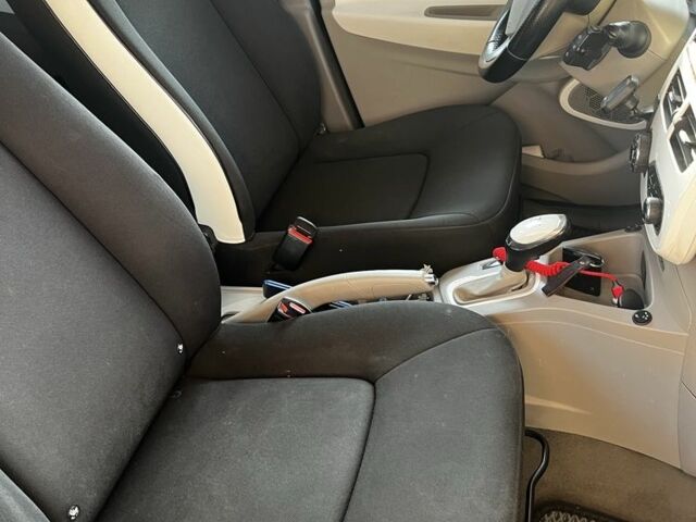 Серый Рено Зое, объемом двигателя 0 л и пробегом 200 тыс. км за 6300 $, фото 10 на Automoto.ua