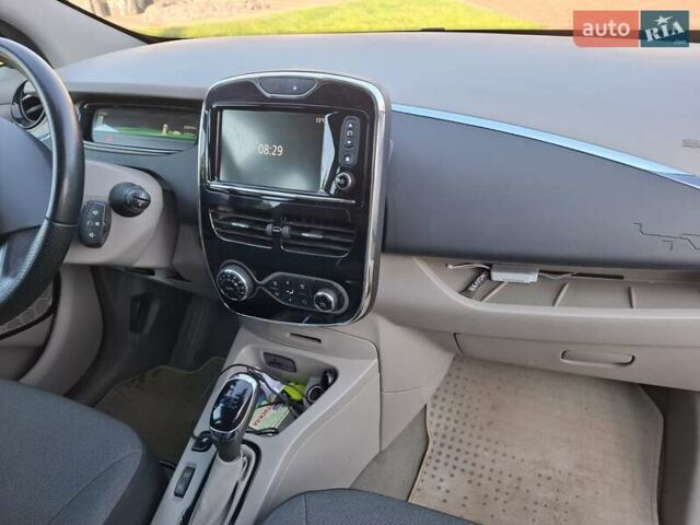 Серый Рено Зое, объемом двигателя 0 л и пробегом 52 тыс. км за 6800 $, фото 14 на Automoto.ua