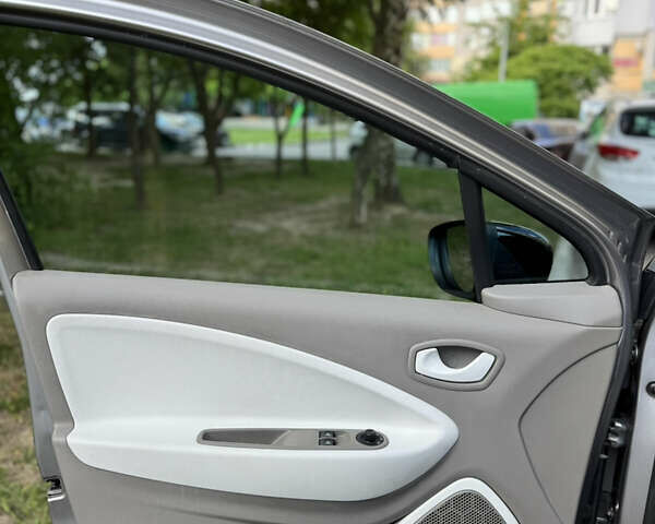 Серый Рено Зое, объемом двигателя 0 л и пробегом 101 тыс. км за 6700 $, фото 8 на Automoto.ua
