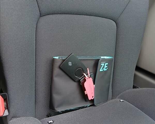 Сірий Рено Зое, об'ємом двигуна 0 л та пробігом 88 тис. км за 5950 $, фото 17 на Automoto.ua