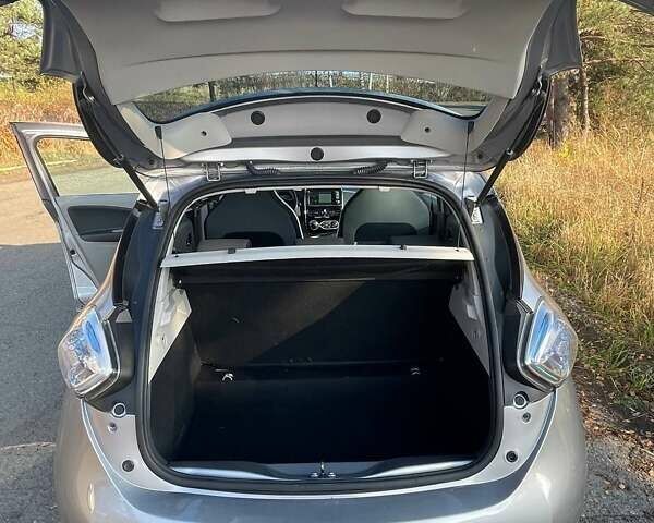 Серый Рено Зое, объемом двигателя 0 л и пробегом 104 тыс. км за 6600 $, фото 19 на Automoto.ua