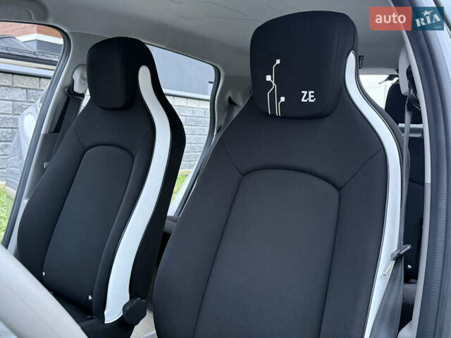 Серый Рено Зое, объемом двигателя 0 л и пробегом 99 тыс. км за 6200 $, фото 35 на Automoto.ua