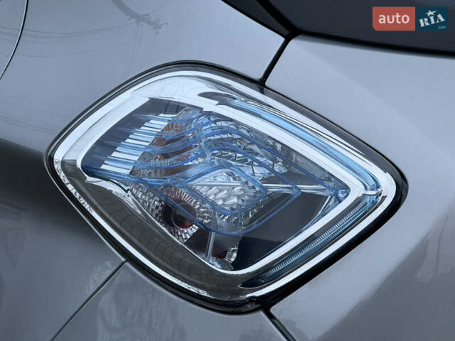 Серый Рено Зое, объемом двигателя 0 л и пробегом 99 тыс. км за 6200 $, фото 20 на Automoto.ua