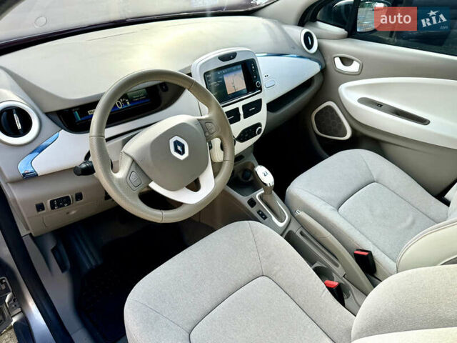 Серый Рено Зое, объемом двигателя 0 л и пробегом 69 тыс. км за 6762 $, фото 34 на Automoto.ua