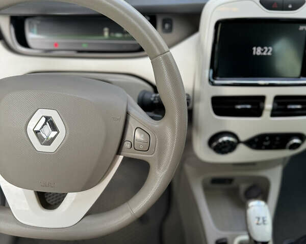 Серый Рено Зое, объемом двигателя 0 л и пробегом 101 тыс. км за 6700 $, фото 10 на Automoto.ua