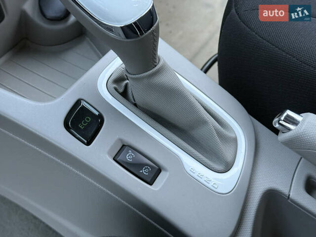 Серый Рено Зое, объемом двигателя 0 л и пробегом 99 тыс. км за 6200 $, фото 33 на Automoto.ua