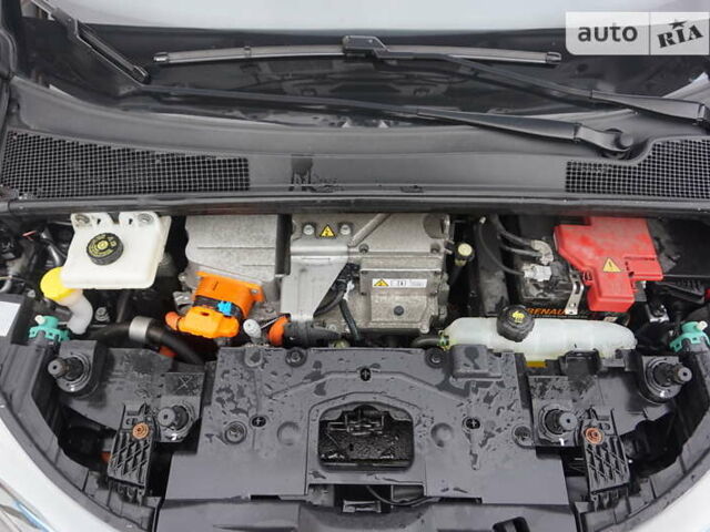 Серый Рено Зое, объемом двигателя 0 л и пробегом 55 тыс. км за 7888 $, фото 53 на Automoto.ua