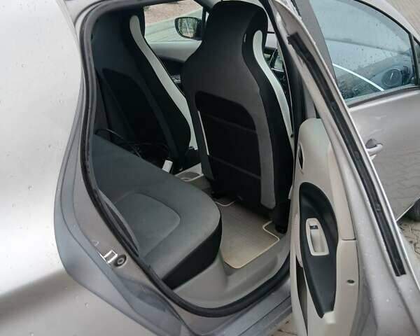Серый Рено Зое, объемом двигателя 0 л и пробегом 88 тыс. км за 6500 $, фото 9 на Automoto.ua