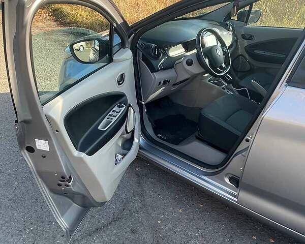 Серый Рено Зое, объемом двигателя 0 л и пробегом 104 тыс. км за 6600 $, фото 7 на Automoto.ua
