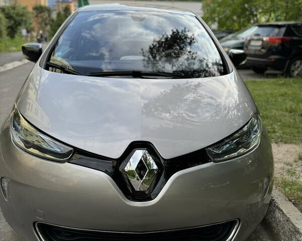 Серый Рено Зое, объемом двигателя 0 л и пробегом 101 тыс. км за 6700 $, фото 2 на Automoto.ua