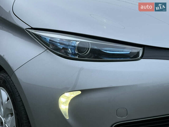 Серый Рено Зое, объемом двигателя 0 л и пробегом 99 тыс. км за 6200 $, фото 5 на Automoto.ua