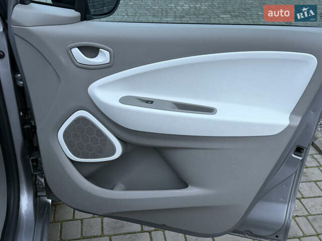 Серый Рено Зое, объемом двигателя 0 л и пробегом 99 тыс. км за 6200 $, фото 47 на Automoto.ua