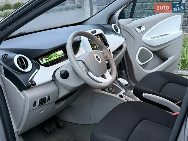 Серый Рено Зое, объемом двигателя 0 л и пробегом 99 тыс. км за 6200 $, фото 24 на Automoto.ua