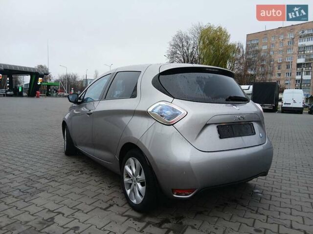 Серый Рено Зое, объемом двигателя 0 л и пробегом 88 тыс. км за 6500 $, фото 4 на Automoto.ua