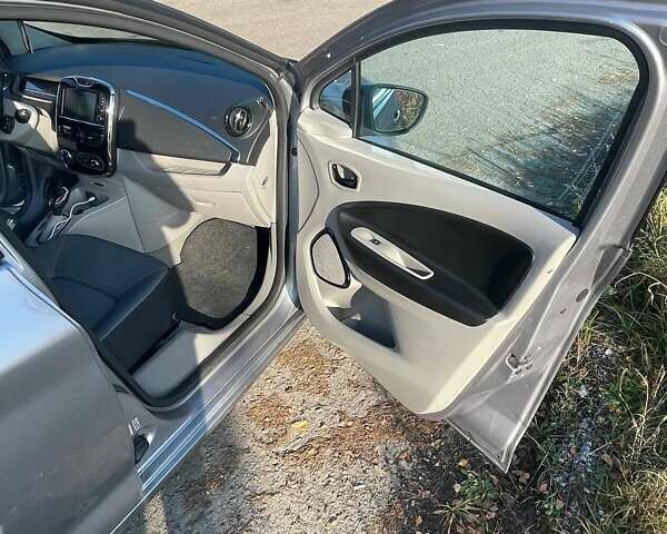 Серый Рено Зое, объемом двигателя 0 л и пробегом 104 тыс. км за 6600 $, фото 13 на Automoto.ua