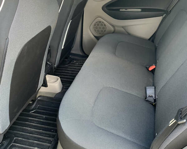 Серый Рено Зое, объемом двигателя 0 л и пробегом 131 тыс. км за 7100 $, фото 5 на Automoto.ua