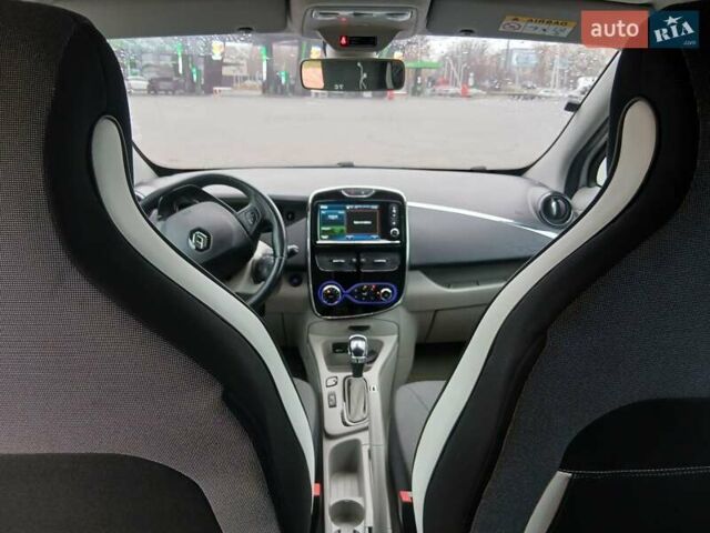 Серый Рено Зое, объемом двигателя 0 л и пробегом 88 тыс. км за 6500 $, фото 12 на Automoto.ua