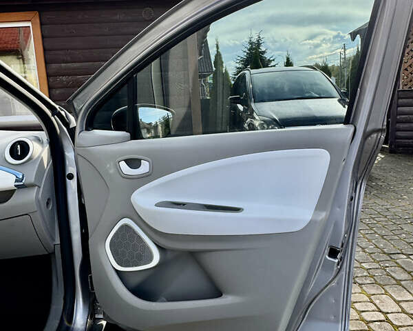 Серый Рено Зое, объемом двигателя 0 л и пробегом 69 тыс. км за 6762 $, фото 59 на Automoto.ua
