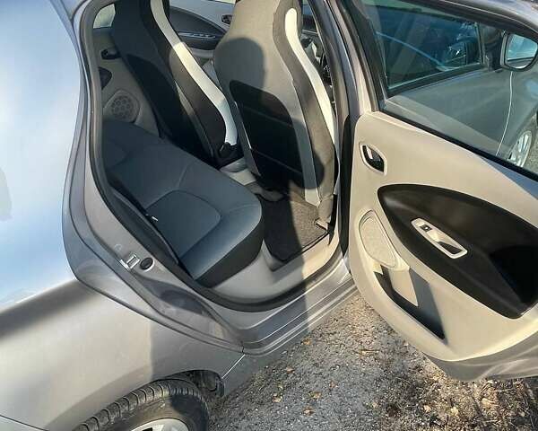 Серый Рено Зое, объемом двигателя 0 л и пробегом 104 тыс. км за 6600 $, фото 12 на Automoto.ua