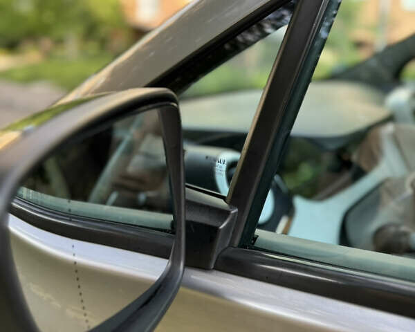 Серый Рено Зое, объемом двигателя 0 л и пробегом 101 тыс. км за 6700 $, фото 31 на Automoto.ua