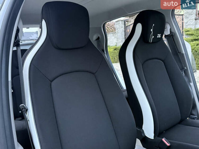 Серый Рено Зое, объемом двигателя 0 л и пробегом 99 тыс. км за 6200 $, фото 45 на Automoto.ua