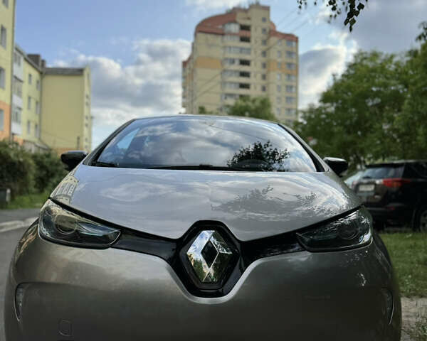 Серый Рено Зое, объемом двигателя 0 л и пробегом 101 тыс. км за 6700 $, фото 1 на Automoto.ua