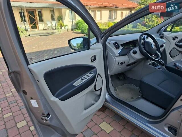 Серый Рено Зое, объемом двигателя 0 л и пробегом 52 тыс. км за 6800 $, фото 24 на Automoto.ua