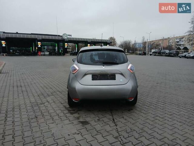 Серый Рено Зое, объемом двигателя 0 л и пробегом 88 тыс. км за 6500 $, фото 5 на Automoto.ua