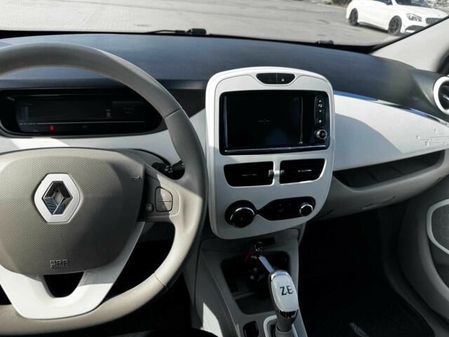 Серый Рено Зое, объемом двигателя 0 л и пробегом 75 тыс. км за 5600 $, фото 2 на Automoto.ua